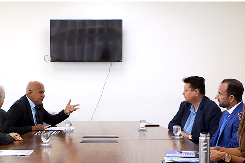 O Corregedor-geral da Justiça e o prefeito de Cariacica reunidos na sede da Corregedoria do Estado do Espírito Santo.