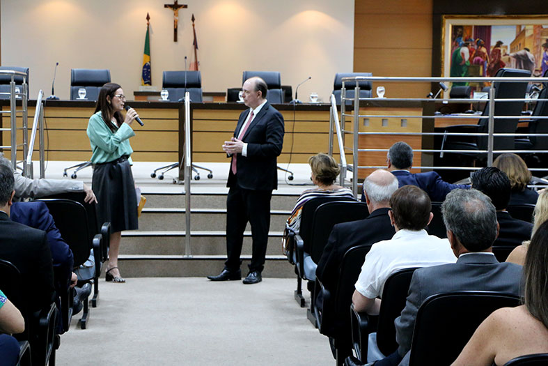 O presidente do Tribunal de Justiça do Espírito Santo (TJES), desembargador Samuel Meira Brasil Jr. em reunião com juízes capixabas no salão do Tribunal Pleno do TJES.