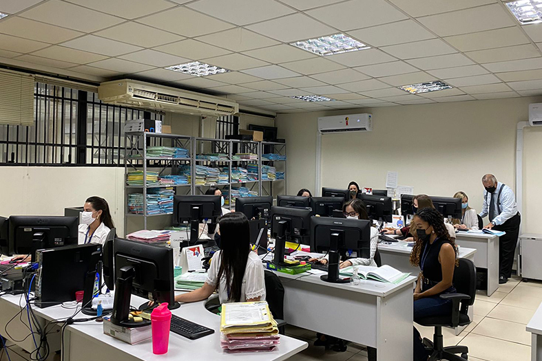 Equipe da força tarefa trabalhando em computadores.