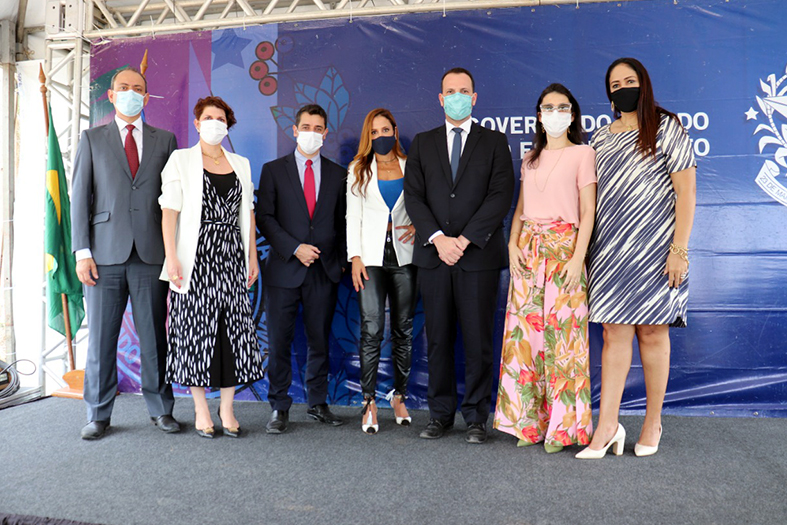 Grupo de pessoas posam para foto.