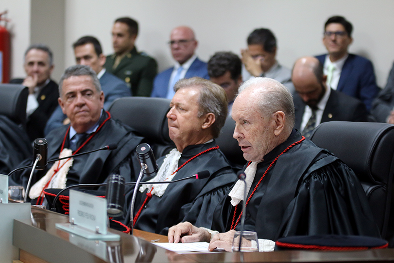 Desembargador Annibal de Rezende Lima fala ao microfone durante a posse da mesa diretora para o Biênio 2024-2025.