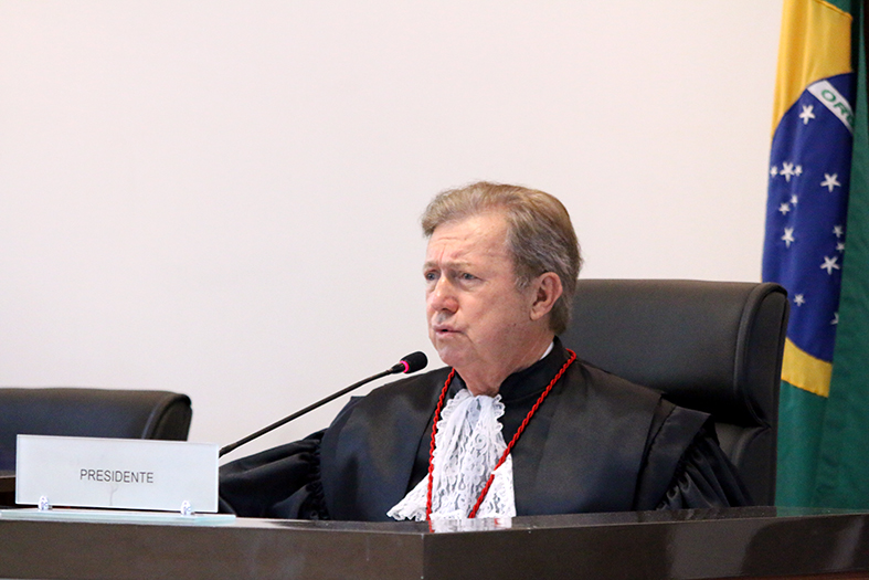 o desembargador Fabio Clem de Oliveira durante seu discurso de despedida de presidência da corte.