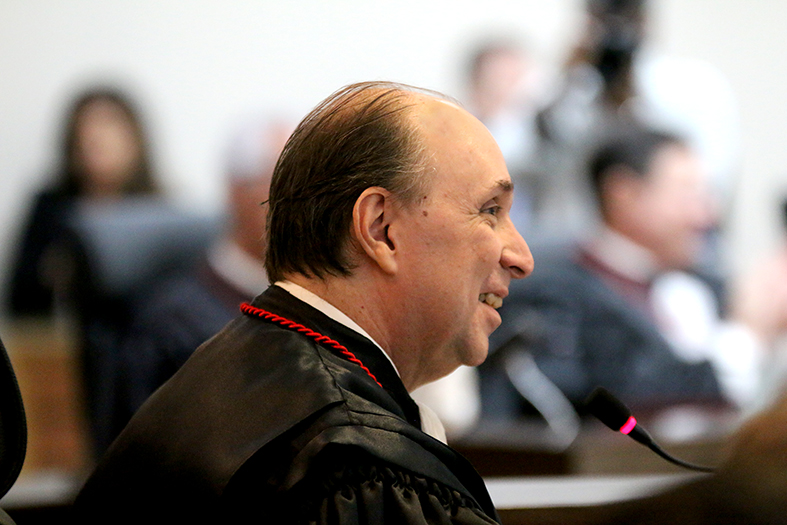 O desembargador Samuel Meira Brasil Júnior fala ao microfone durante seu discurso de posse.