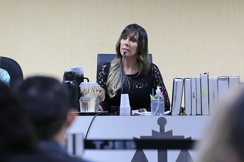 Juíza Cristina Lavínia na mesa de audiência