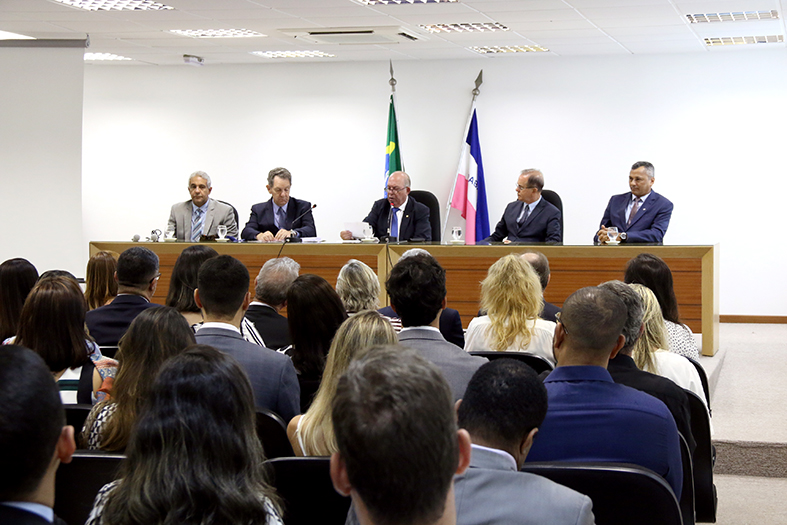 Mesa de abertura foi formada pelo presidente do Tribunal de Justiça do Espírito Santo, desembargador Sérgio Luiz Teixeira Gama, pelo ministro João Otávio de Noronha, pelo diretor da Emes, desembargador Manoel Alves Rabelo; pelo diretor da Escola Nacional da Magistratura e juiz auxiliar da Corregedoria Nacional de Justiça, Sérgio Ricardo de Souza e pelo presidente da Associação dos Magistrados do Espírito Santo (Amages), Daniel Peçanha Moreira.