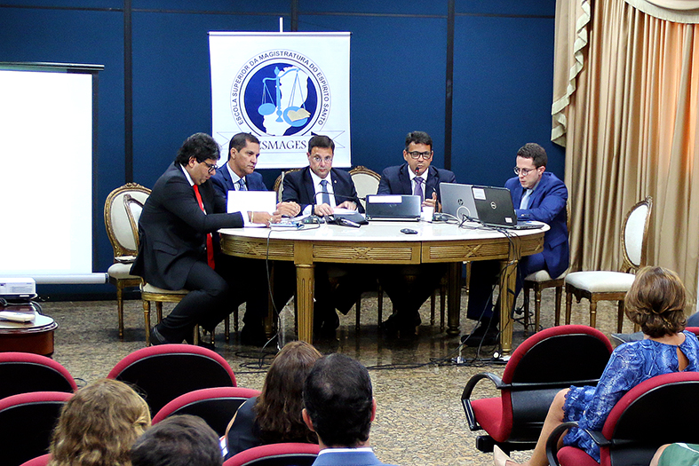 Encontro promovido pela ESMAGES, que aconteceu no Salão Nobre do TJES, teve como debatedores o juiz federal Américo Bedê Freire Júnior, o procurador da república Alexandre Senra, o juiz Carlos Eduardo Lemos, da Vara de Execuções Penais (Vepema) e o supervisor das Varas Criminais e de Execuções Penais, desembargador Fernando Zardini Antônio.