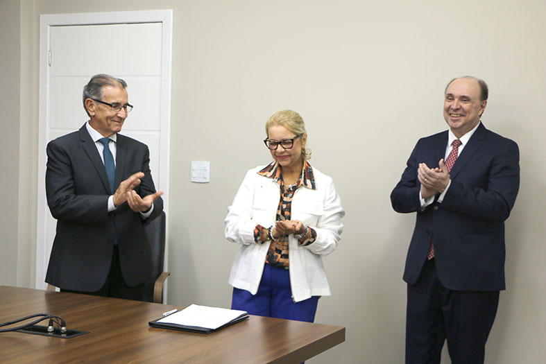 O presidente do TRE-ES, desembargador Carlos Simões Fonseca, pelo presidente do TJES, desembargador Samuel Meira Brasil Jr, e pela ouvidora da mulher do TJES, desembargadora Rachel Durão Correia Lima.