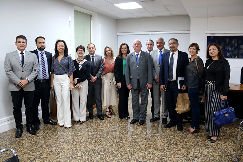 O presidente do Tribunal de Justiça do Espírito Santo (TJES), desembargador Sérgio Luiz Teixeira Gama, recebeu, na tarde desta segunda-feira (15/4), uma visita de cortesia de membros da Diretoria e de Conselhos da Associação dos Magistrados do Espírito Santo (Amages).