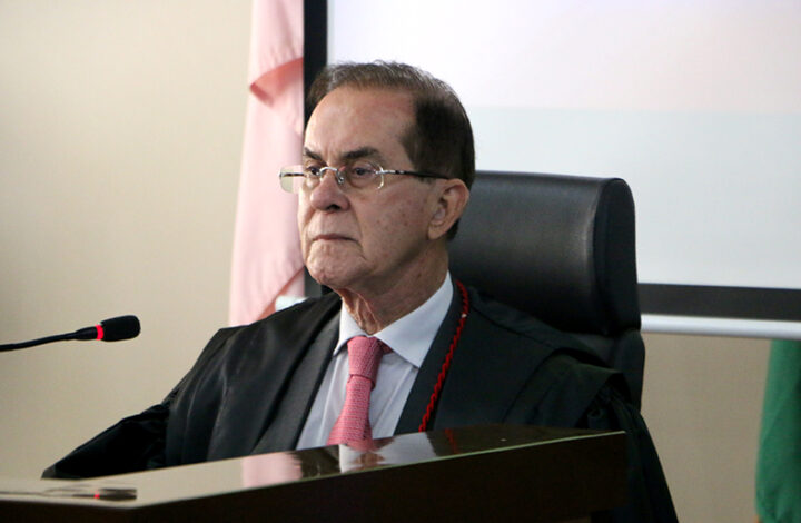Desembargador Manoel Rabelo recebe homenagem em sua última sessão na Quarta Câmara Cível