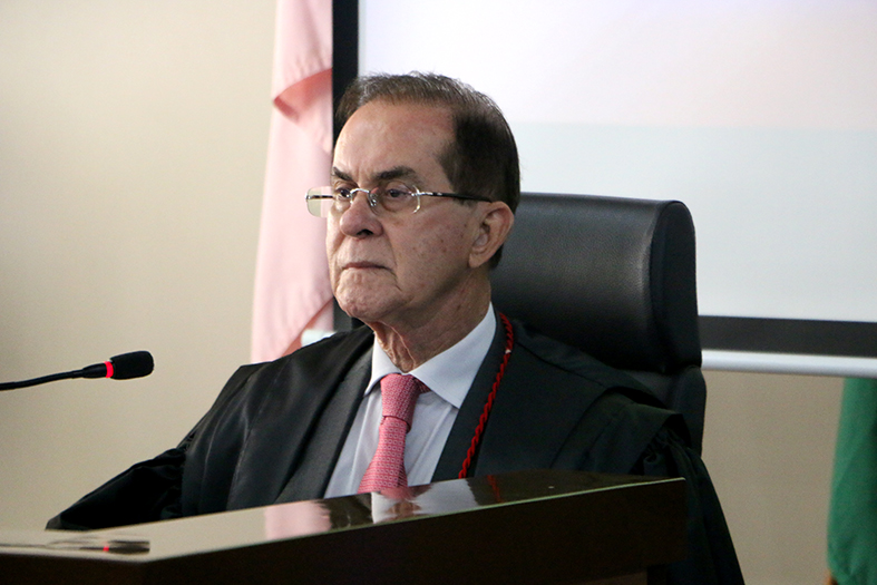 Desembargador Manoel Rabelo, homem, de pele branca com cabelos de coloração preta.