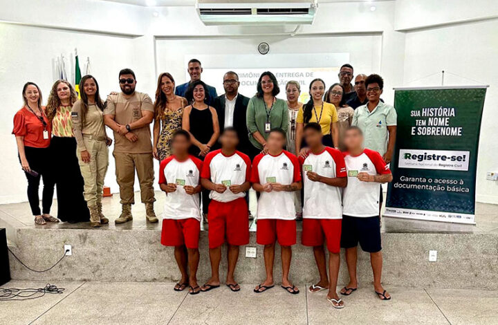 Adolescentes e jovens privados de liberdade recebem novas carteiras de identidade no Centro Socioeducativo de atendimento em Cariacica