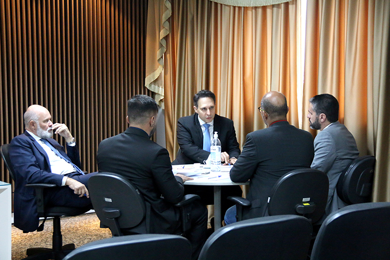 Autoridades do judiciário capixaba em audiência de conciliação com representantes do município de São Mateus.