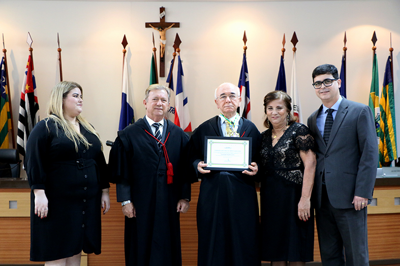 O desembargador Ney Batista Coutinho, sua esposa e filhos, posam para foto juntamente com o presidente do TJES, desembargador Fabio Clem.