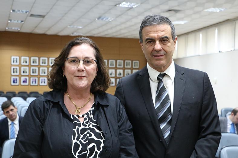 Os juízes Isabella Rossi Naumann Chaves e Marcos Antônio Barbosa de Souza posam para foto.