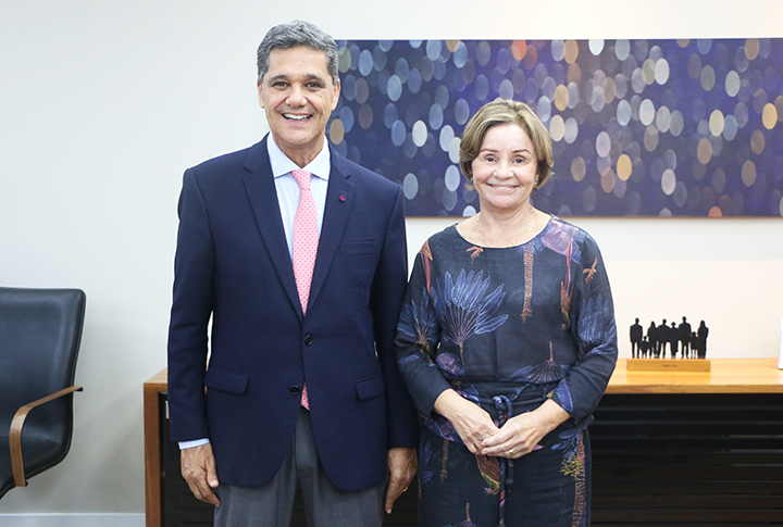 O governador do ES e a presidente do TJES posando para a foto