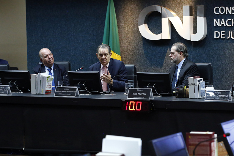 Presidente do TJES, Sérgio Gama com conselheiros do CNJ