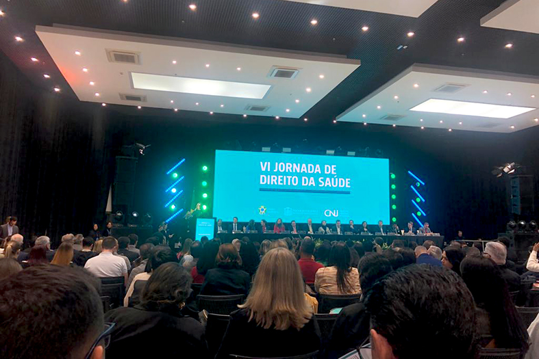 Público assiste a uma palestra durante a VI Jornada de Direito da Saúde.