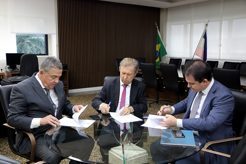 O presidente do TJES, desembargador Fabio Clem, assina documento em seu gabinete.