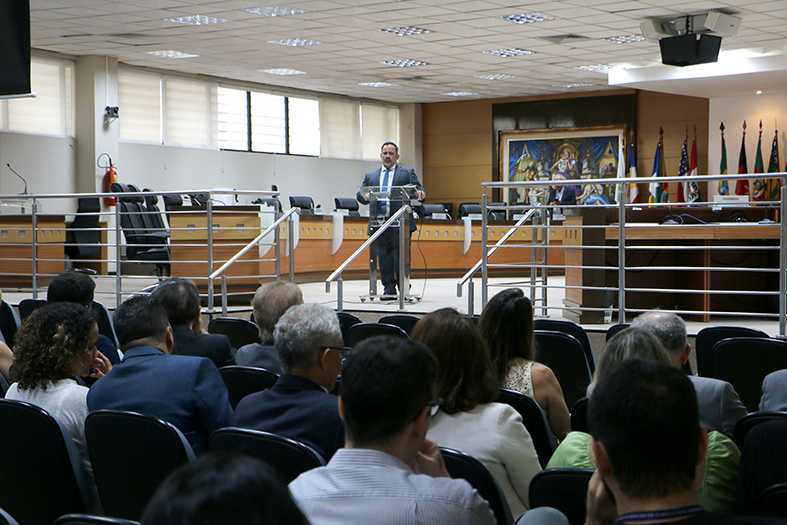 O desembargador Raphael Americano Câmara em evento no salão do tribunal pleno do TJES.