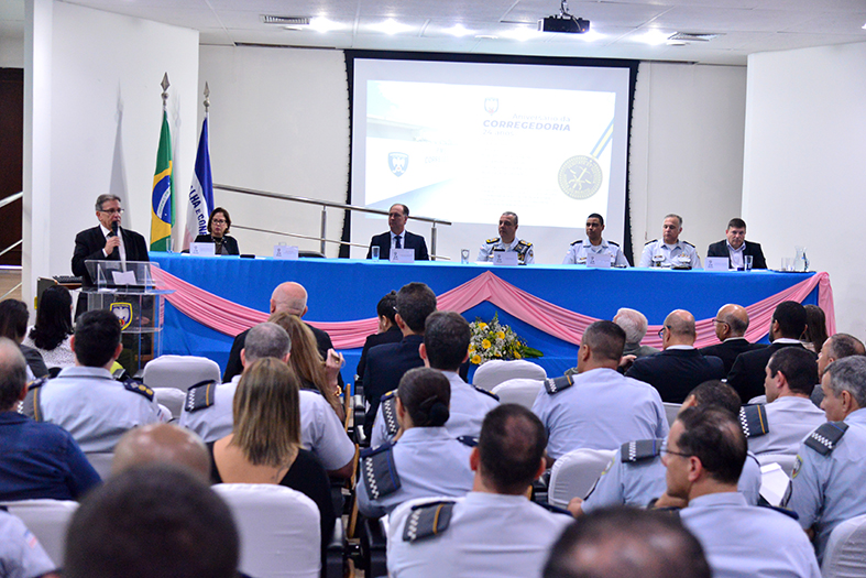 Corregedor-geral da Justiça, desembargador Carlos Simões Fonseca fala ao microfone em solenidade da PMES.