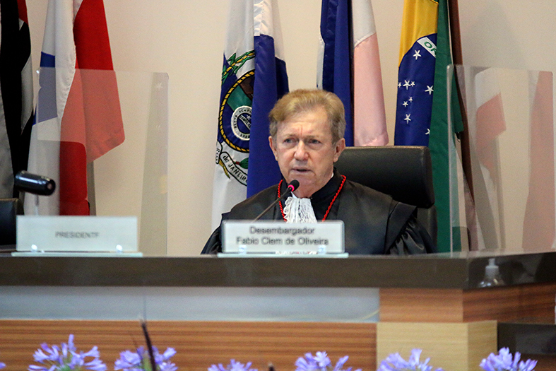 O presidente do TJES, desembargador Fábio Clem fala ao microfone.