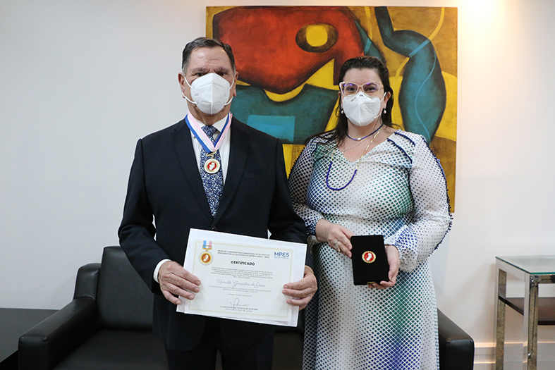 O desembargador Ronaldo Gonçalves de Sousa e a procuradora-geral de justiça, Luciana Gomes Ferreira Andrade, posam para foto.