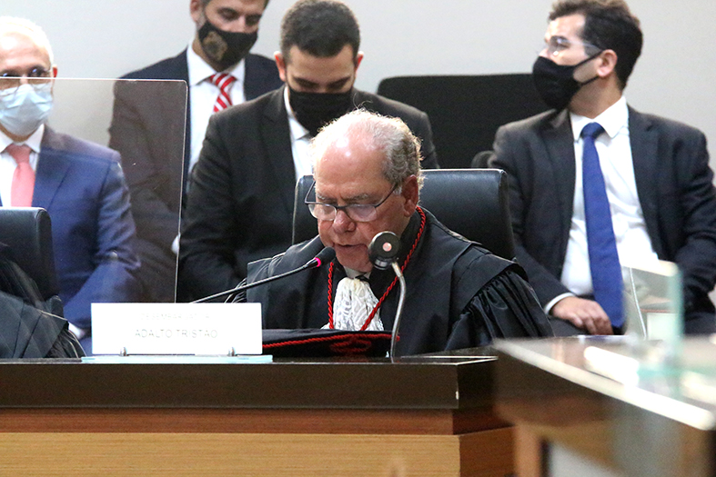 O desembargador Adalto Dias Tristão fala ao microfone.