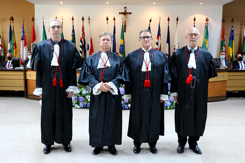 Os quatro desembargadores empossados para compôr as mesas diretoras do TJES e da CGJES posam para foto.