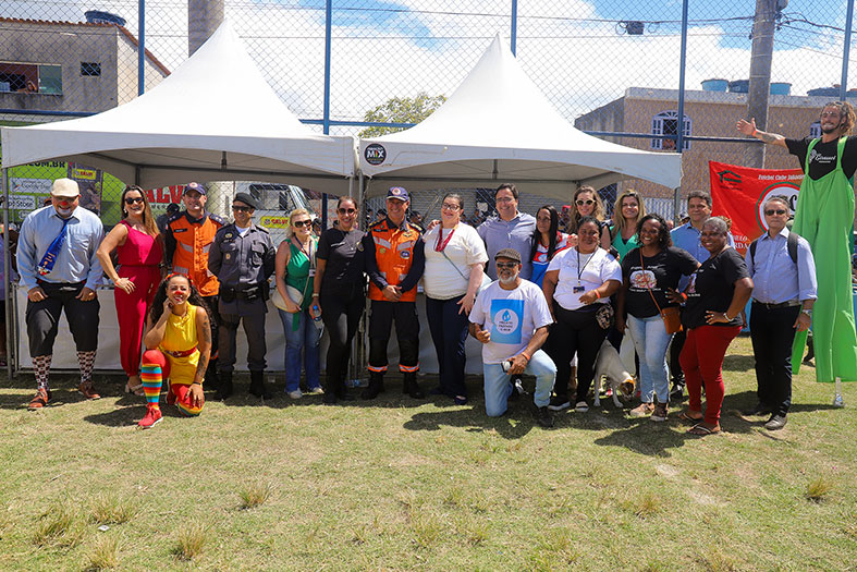 Grupo de pessoas diversas posa para uma foto.