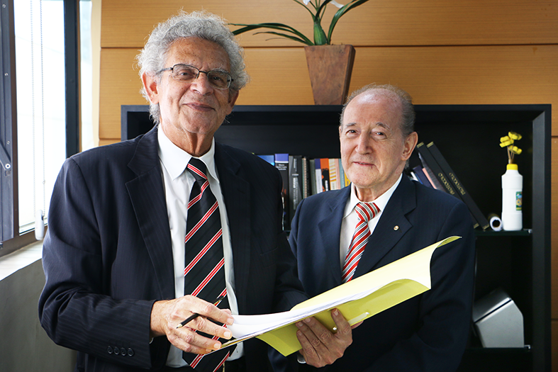 Os dois juízes aposentados posando pra foto