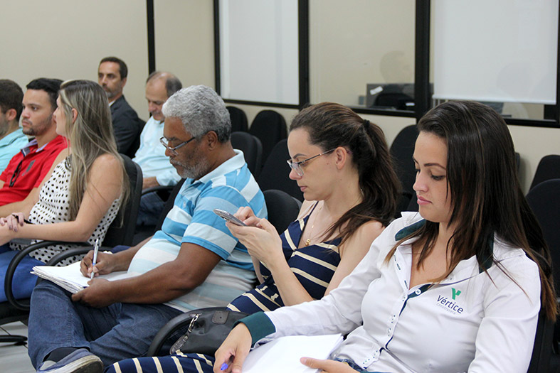 Representantes das empresas de engenharia participam da fase de habilitação para a construção do novo Fórum de Alegre/ES.