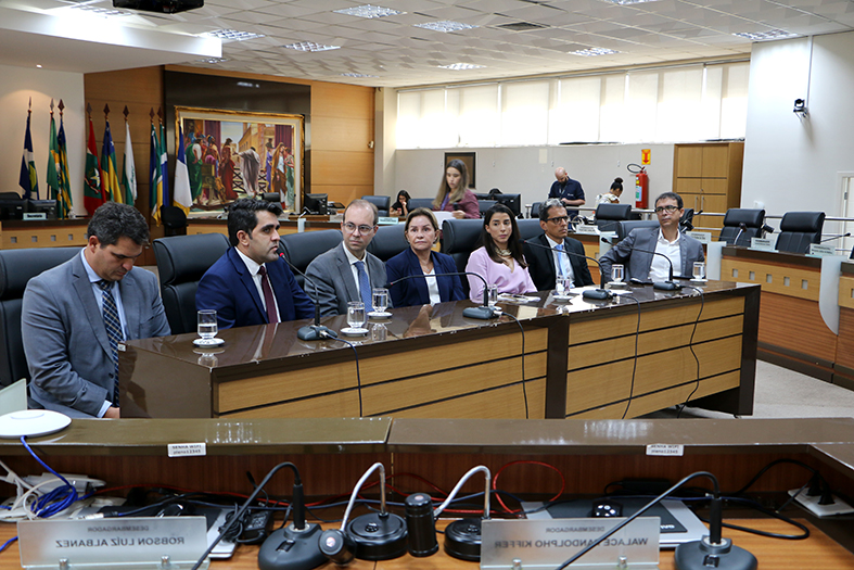 Autoridades diversas em evento no salão do Tribunal Pleno do TJES.