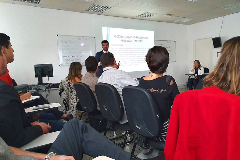 Magistrados sendo instruídos pela Dr. Gisele Oliveira no curso em Gestão Judiciária ministrado na sala da emes.