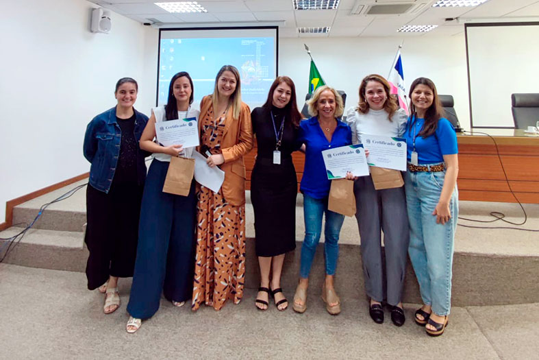 Assistentes sociais do TJES posam para foto durante homenagem dos membros do FASP/ES.