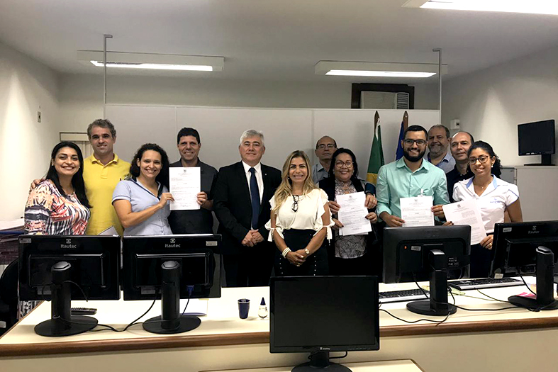 Segunda Vara Criminal de Cachoeiro de Itapemirim entrega alvarás para 20 entidades parceiras da unidade judiciária, para o recebimento de recursos provenientes das penas de prestação pecuniária.