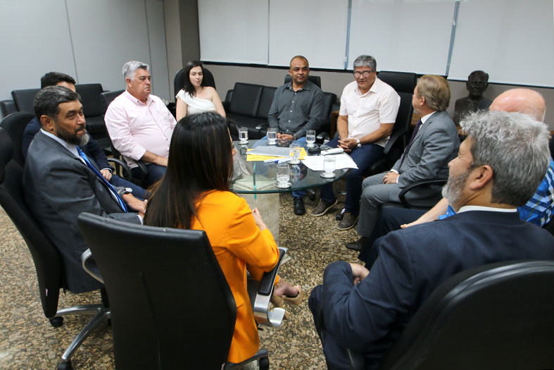 Autoridades capixabas reunidas com o presidente do TJES.