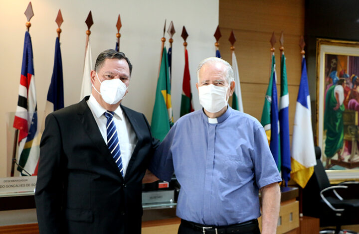 Presidente do TJES recebe o padre e amigo de infância, João Tozzi, que transmitiu uma mensagem de natal