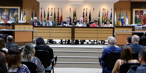 O Presidente do TJES, Desembargador Sérgio Luiz Teixeira Gama, preside a mesa do evento sobre justiça restaurativa ao lado de Desembargadores e Juízes de Direito.