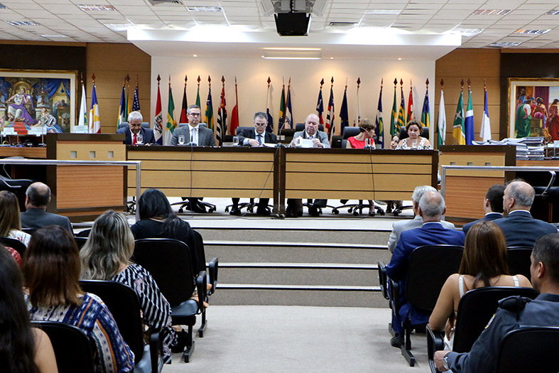 O Presidente do TJES, Desembargador Sérgio Luiz Teixeira Gama, preside a mesa do evento sobre justiça restaurativa ao lado de Desembargadores e Juízes de Direito.