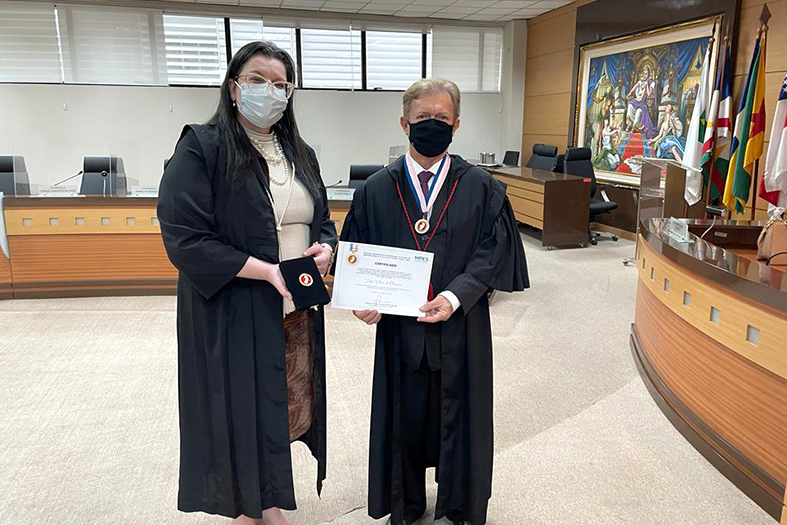 Procuradora-geral Luciana Andrade entregou a medalha comemorativa de 130 anos do MPES ao desembargador Fabio Clem de Oliveira, no salão pleno do TJES.