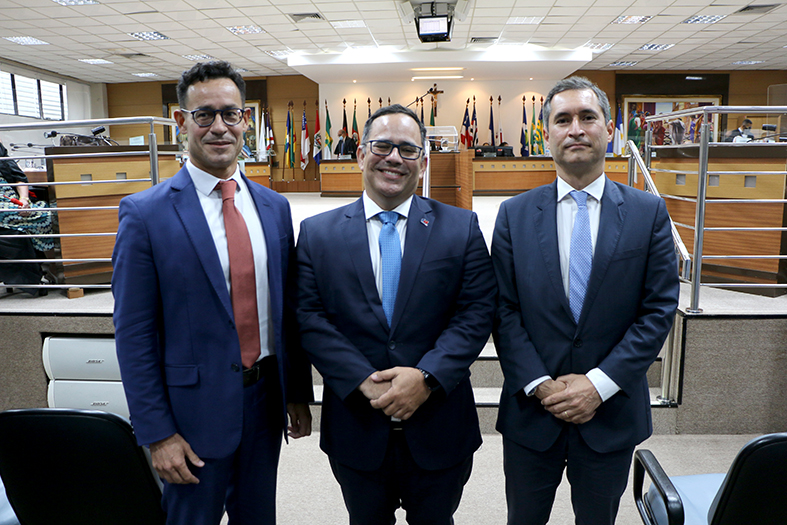 Os advogados Vinícius Pinheiro de Santa'Anna, Alexandre Puppim e Raphael Americano Câmara posam para foto no tribunal pleno do TJES.