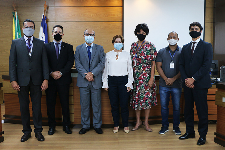 autoridades e demais colaboradores do tjes posando para a foto ao final da cerimonia (semi-presencial) de entrega do mérito jurisdicional desembargador william couto gonçalves - edição 2019