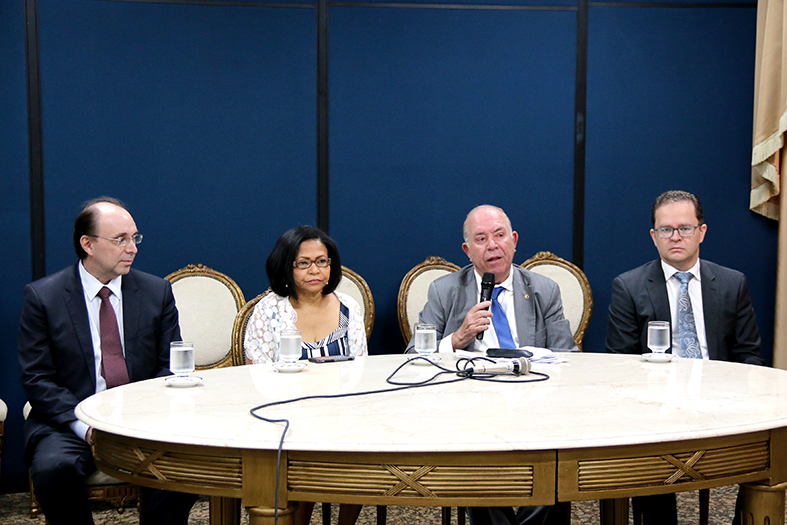 Mesa de honra na solenidade de abertura das inspeções do CNJ no Poder Judiciário Capixaba com a presença do presidente do TJES, da desembargadora Federal Daldice Maria Santana de Almeida, Conselheira do Conselho Nacional de Justiça e coordenadora dos trabalhos de inspeção no Espírito Santo; do corregedor geral da justiça, desembargador Samuel Meira Brasil Júnior; e do secretário-geral da OAB-ES, Marcos Felipe Botelho.