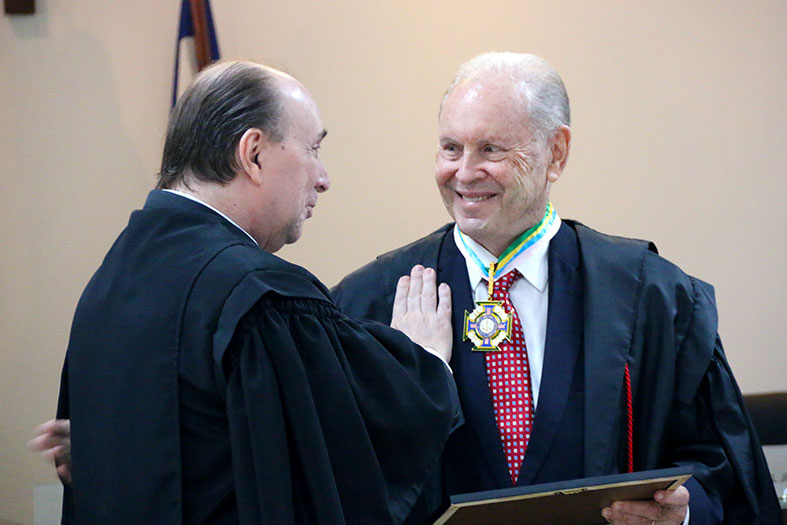 O presidente do TJES, Desembargador Samuel Meira Brasil Jr. cumprimenta o Desembargador Annibal de Rezende Lima no salão pleno do Tribunal de Justiça.