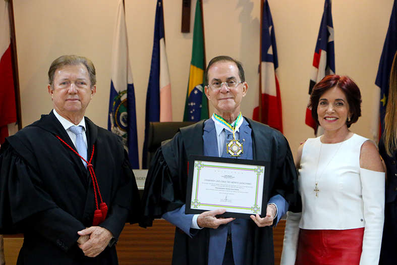 Decano da corte do TJES, desembargador Manoel Rabelo posa para foto com sua esposa e com o presidente da corte, desembargador Fabio Clem.