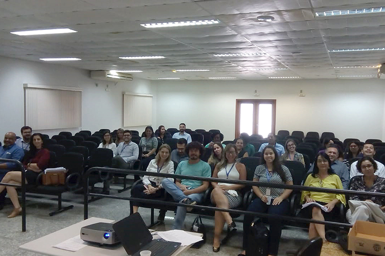 Servidores assistem a treinamento do sistema SEI no salão do juri de são mateus.