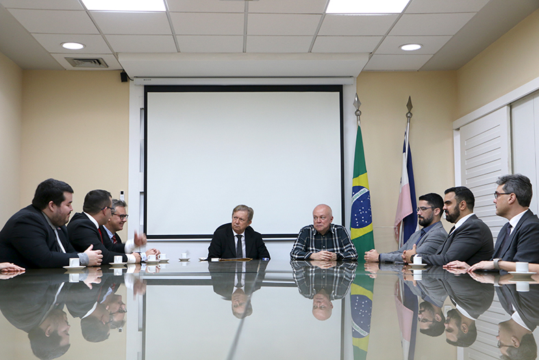 Autoridades diversas em reunião na presidência do TJES.