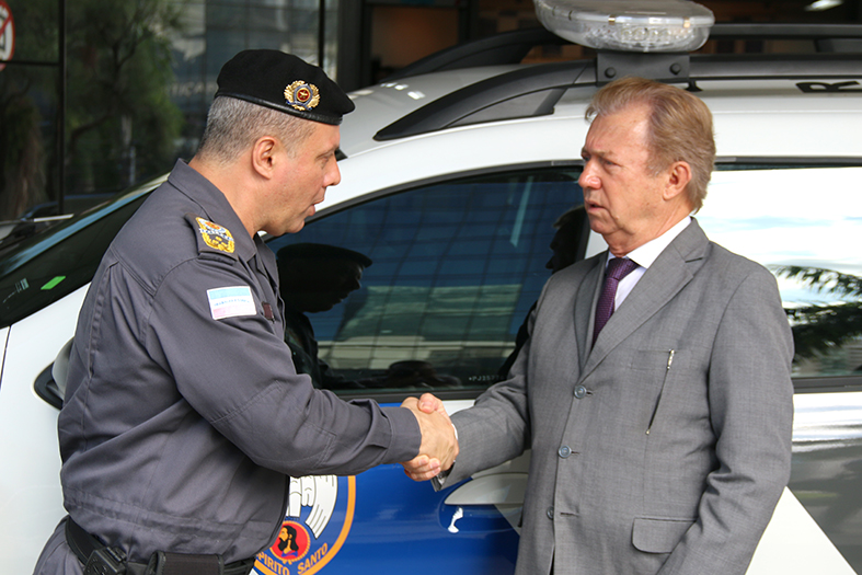 O presidente do Tribunal de Justiça do Espírito Santo, desembargador Fabio Clem de Oliveira, aperta a mão do comandante-geral da Polícia Militar do Espírito Santo, Coronel Douglas Caus, em agradecimento pela doação de uma viatura..