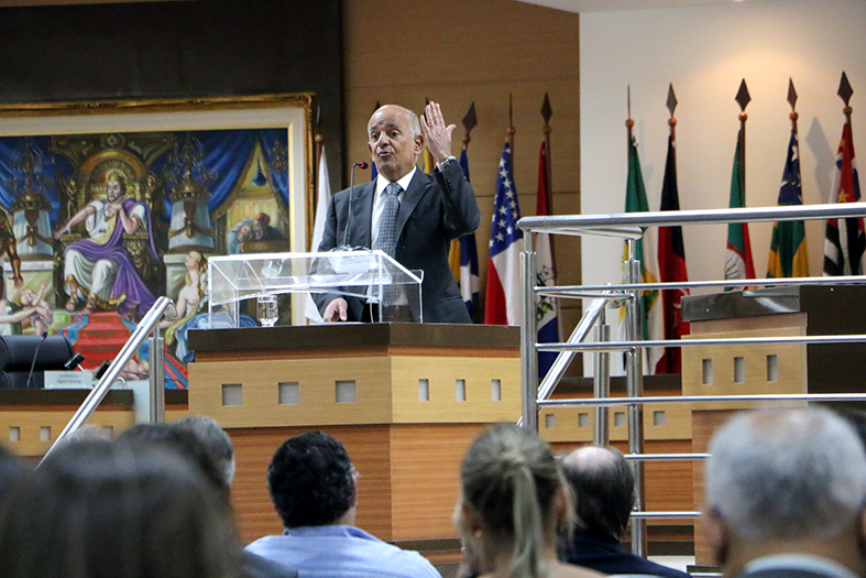 O professor da Universidade de São Paulo (USP), José Roberto dos Santos Bedaque fala ao público em evento da emes.