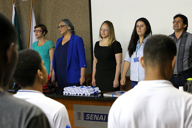 A juíza Patrícia Neves, coordenadora das Varas da Infância e da Juventude do TJES, Sueli Bessa, procuradora regional do trabalho, juíza Viviane Borille e dois representantes do Senai participam da solenidade de formatura de socioeducandos da segunda vara da infância de Vitória.